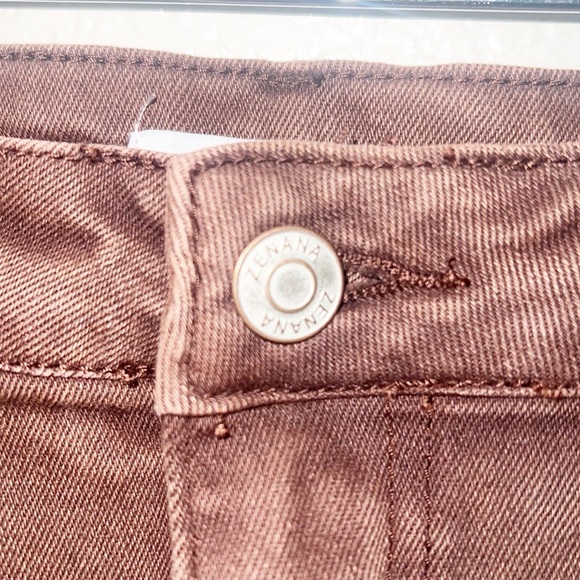 Zenana Mahogany Frayed Cutoff Hem Jean Shorts - Picture 5 of 10